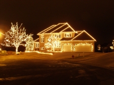 roof and tree lighting with lite wreath & bow